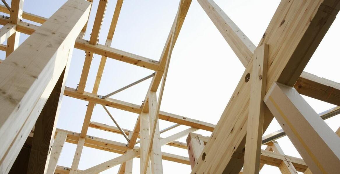 Wpływ drewna konstrukcyjnego KVH na trwałość i wytrzymałość zadaszeń