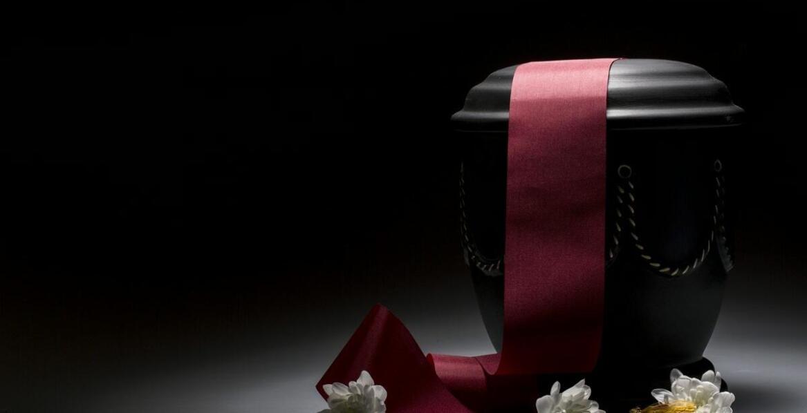 Różne typy urn – jaki materiał wybrać dla bliskiej osoby?