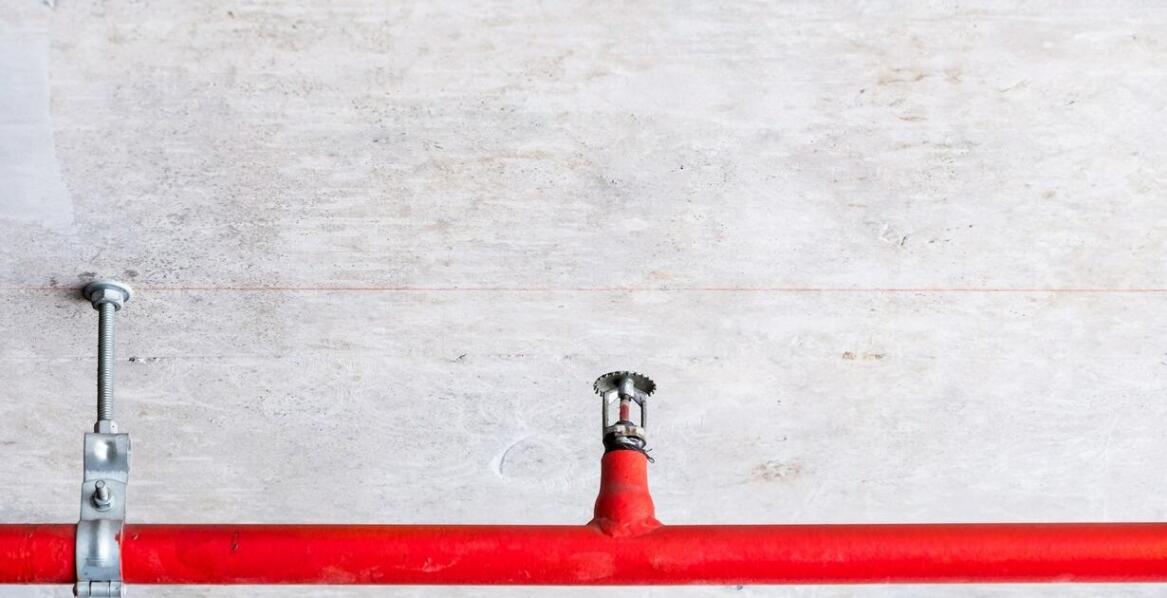 Tryskacze przeciwpożarowe w centrach handlowych – jakie zapewniają bezpieczeństwo?