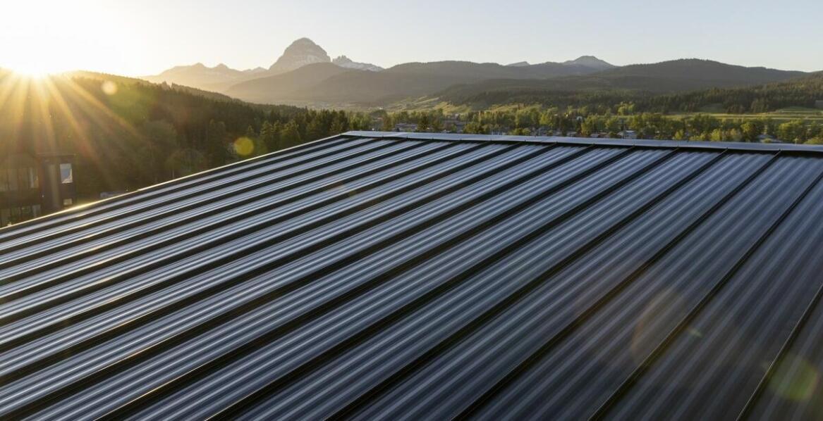 Blacha dachowa a jej rola w systemach izolacyjnych