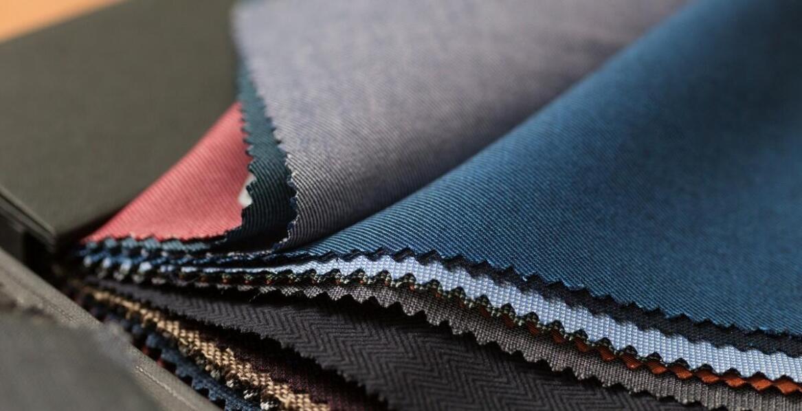 Plandeki samochodowe – jak wybrać odpowiedni materiał dla swoich potrzeb?