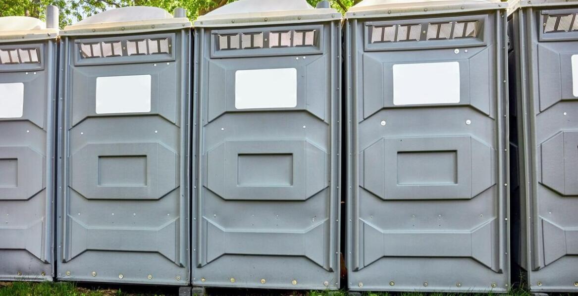 Jak wynajem toalet przenośnych może usprawnić organizację budowy?