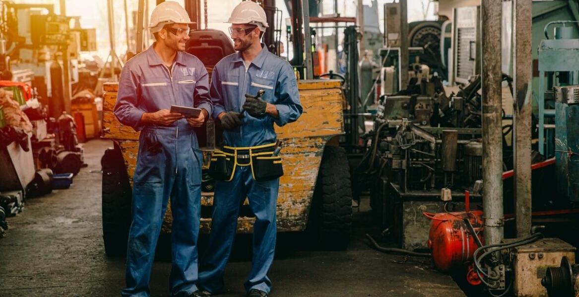 Jakie korzyści przynosi regularna wymiana płynów eksploatacyjnych w wózkach widłowych?