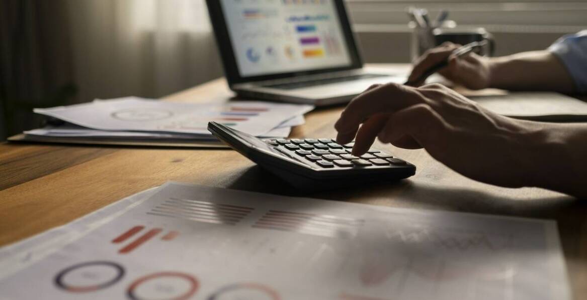 Kluczowe różnice między ewidencją ryczałtową a pełnymi księgami rachunkowymi