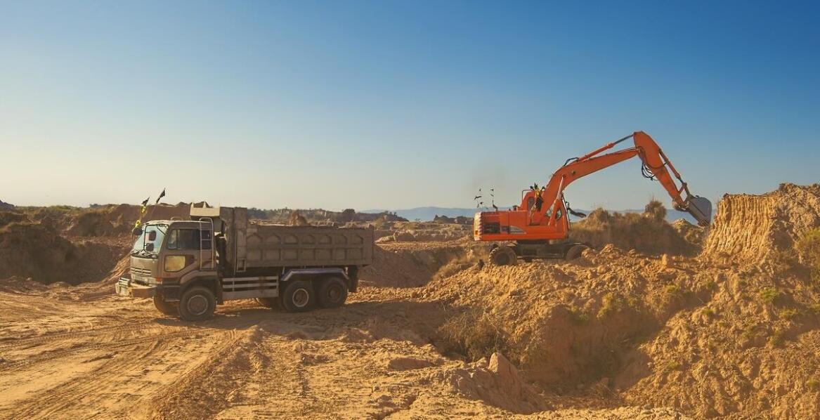 Jakie są etapy realizacji wykopów i ich znaczenie dla projektu?