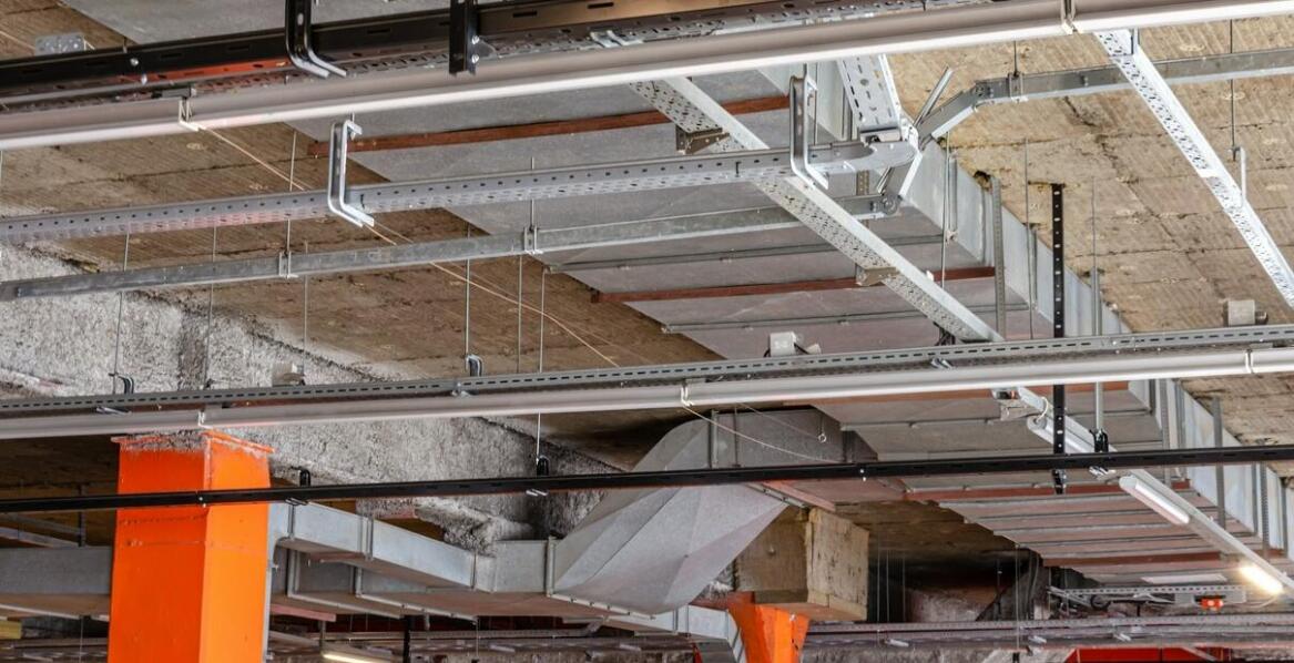 Jakie są korzyści z inwestowania w wysokiej jakości zabezpieczenia przeciwpożarowe przejść instalacyjnych?