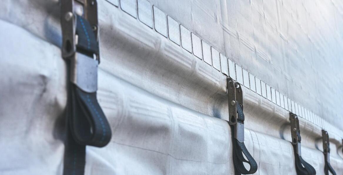 Efektywność plandek na wymiar w zabezpieczaniu towarów podczas transportu