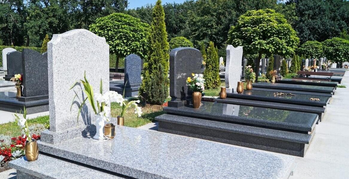 Czy płyty nagrobkowe granitowe są odporne na zmienne warunki atmosferyczne?