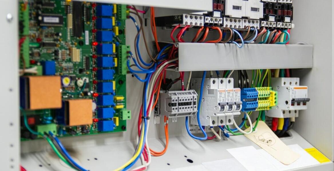 Jak dostosować system gaśniczy do specyfiki konkretnej rozdzielni?