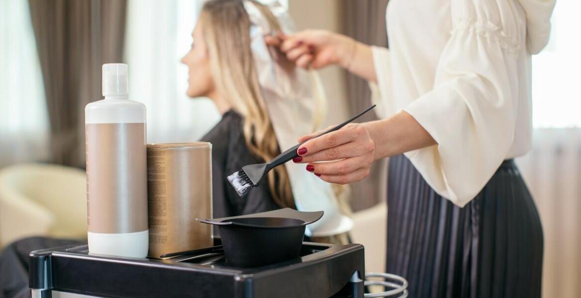 Zabiegi regeneracyjne włosów – co proponuje salon fryzjerski?