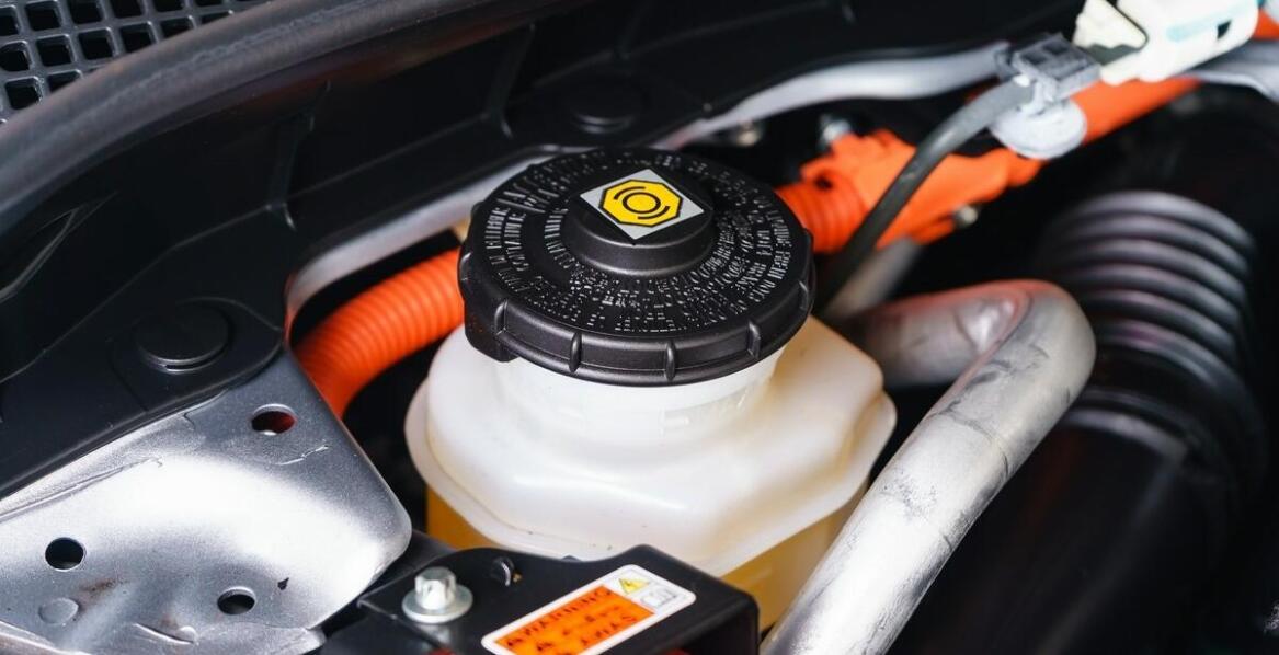 Co oznacza zapalenie się kontrolki ABS na desce rozdzielczej?