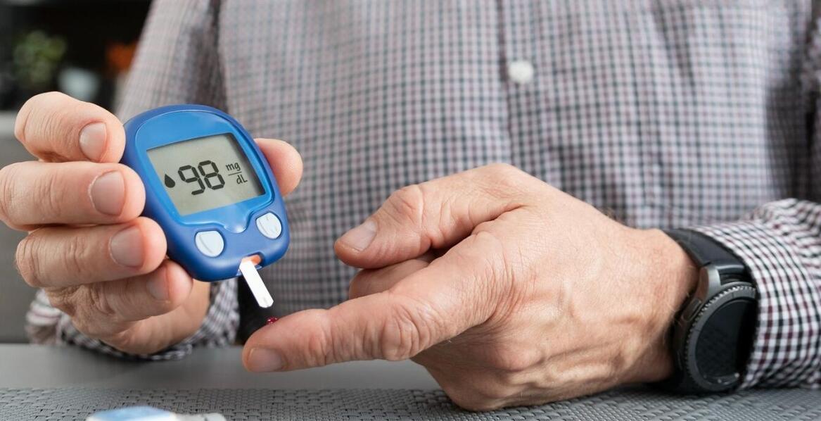 O jakiej porze dnia najlepiej mierzyć poziom cukru we krwi?