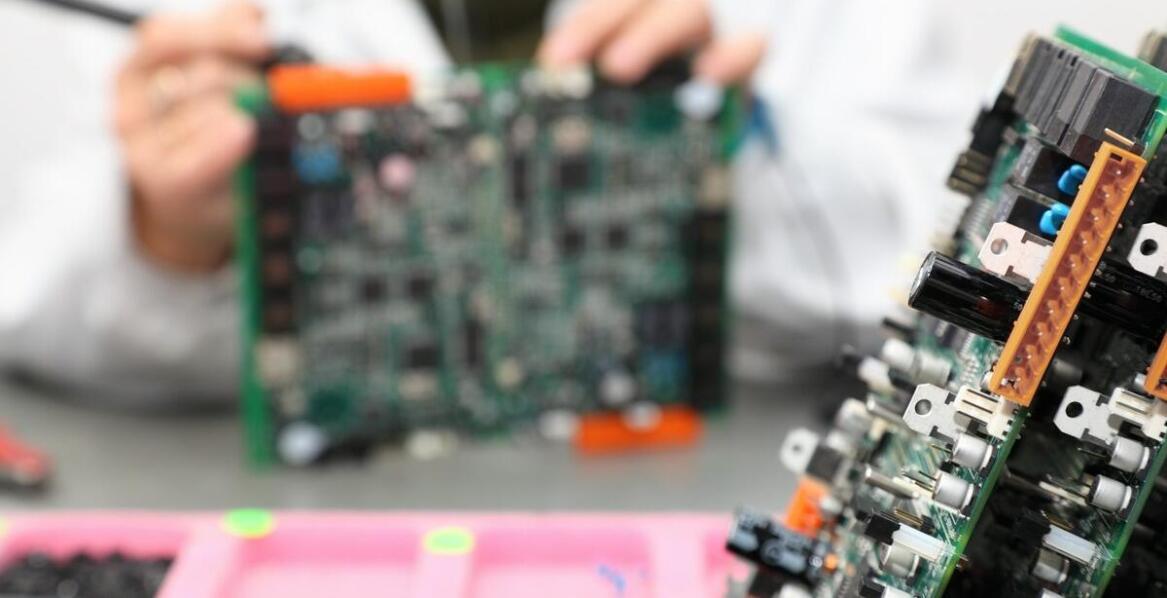 Jakie surowce można odzyskać dzięki recyklingowi sprzętu elektronicznego?