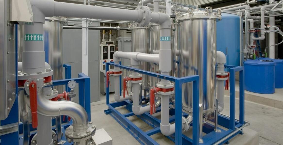 Wykorzystanie instalacji wysokociśnieniowych w procesach przemysłowych: korzyści i wyzwania
