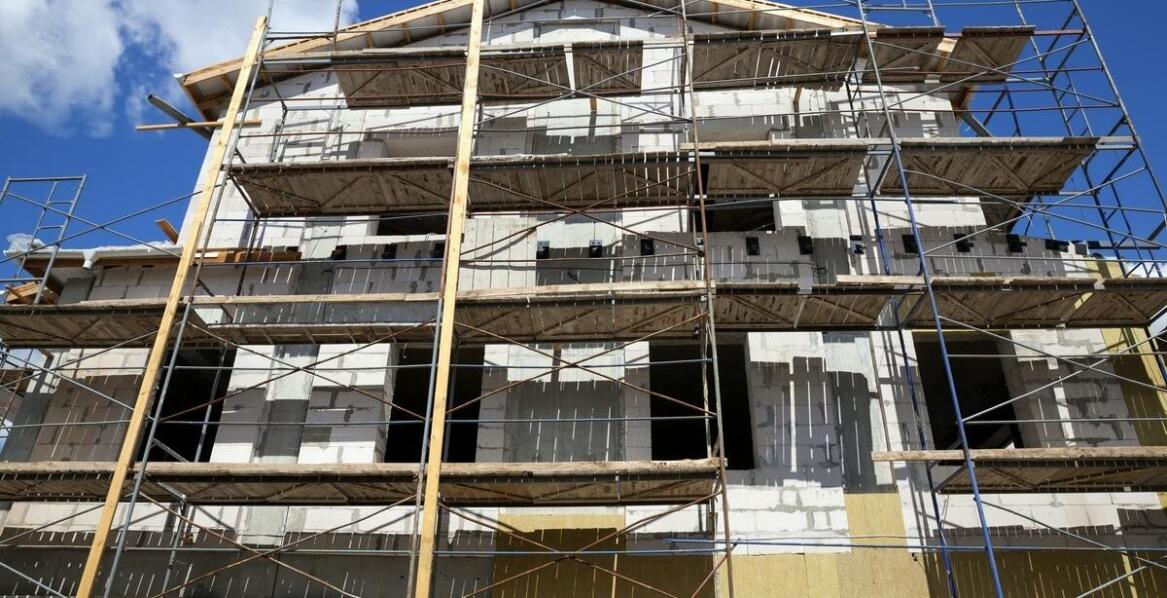 Jakie są korzyści z wyboru tynków cienkowarstwowych przy renowacji elewacji?