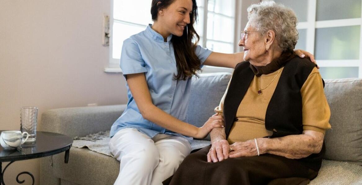 Wie bereitet man sich auf die Aufnahme einer Betreuungskraft im Seniorenheim vor?