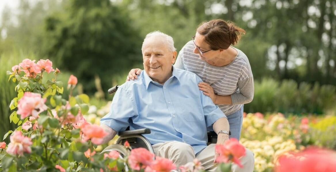 Wie können polnische Pflegekräfte Senioren dabei unterstützen, körperlich und sozial aktiv zu bleiben?