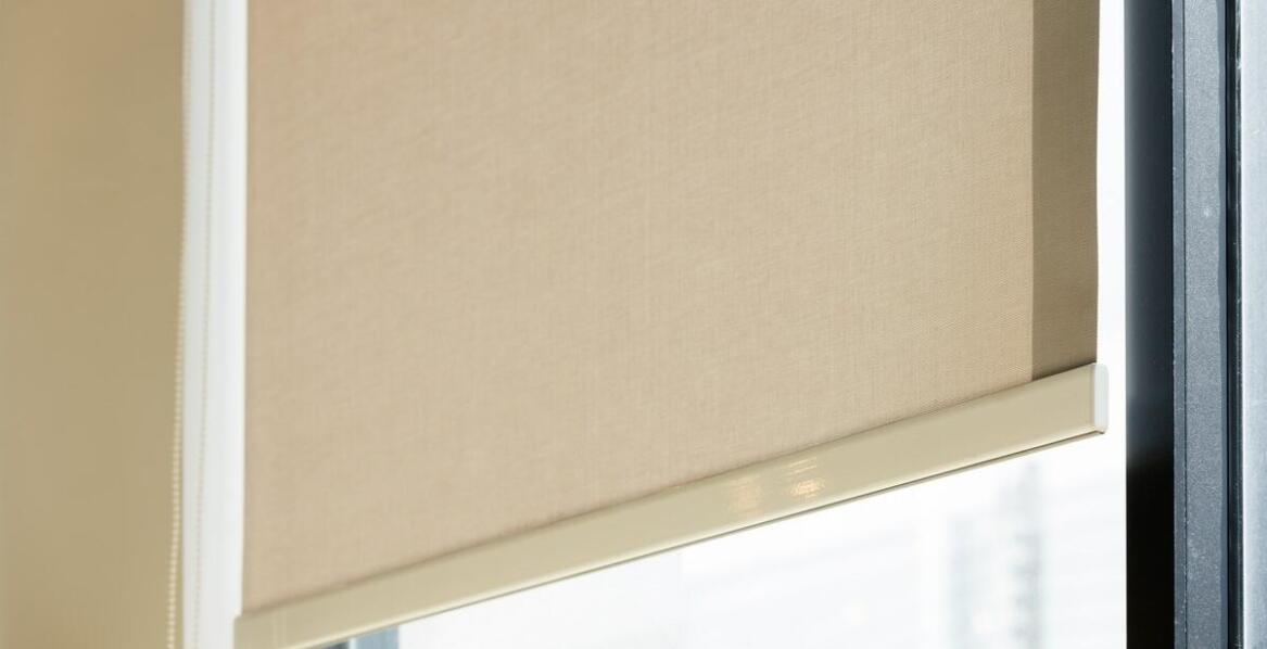 Poradnik wyboru idealnych rolet dzień noc do salonu