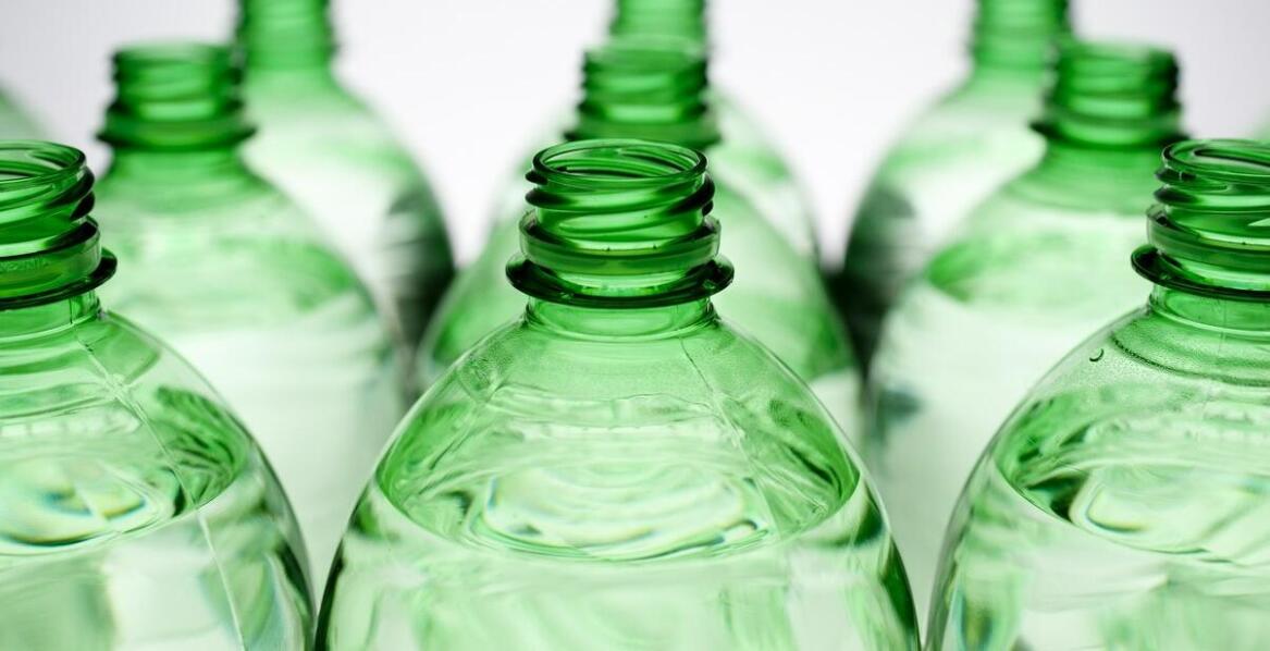 Jak zrównoważony rozwój wpływa na produkcję butelek PET?