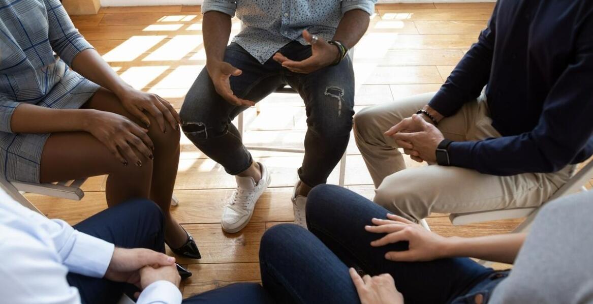 Jak terapia grupowa wspomaga osoby zmagające się z trudnościami emocjonalnymi?