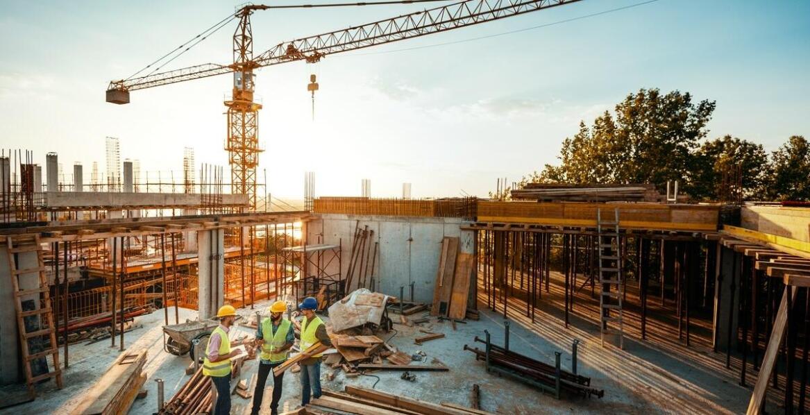 Kompleksowa obsługa inwestycji: Wyzwania i korzyści współpracy z generalnym wykonawcą