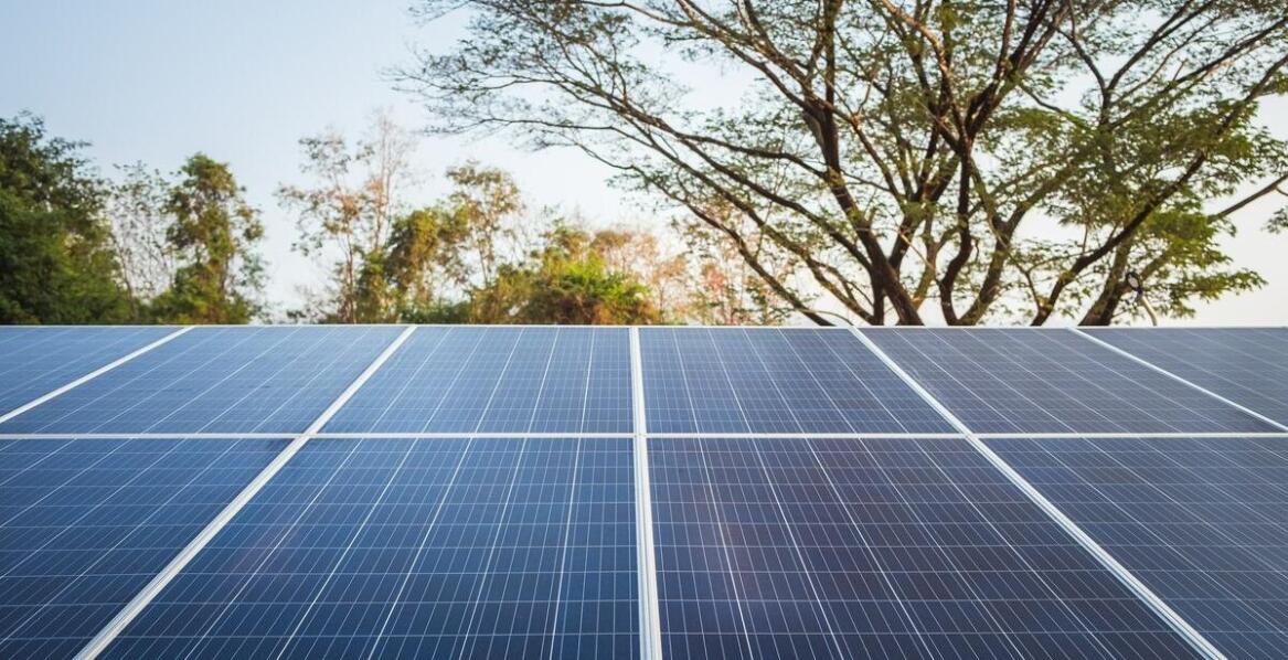 Przegląd nowoczesnych technologii montażu paneli fotowoltaicznych w kontekście kotłów grzewczych