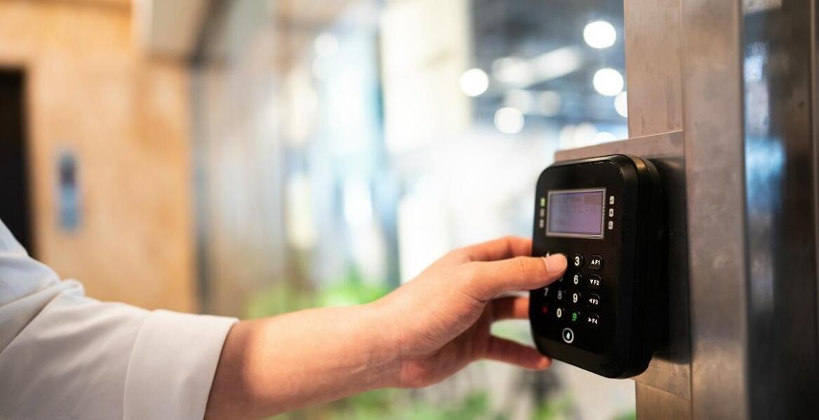 Jak systemy kontroli dostępu zwiększają bezpieczeństwo obiektów?