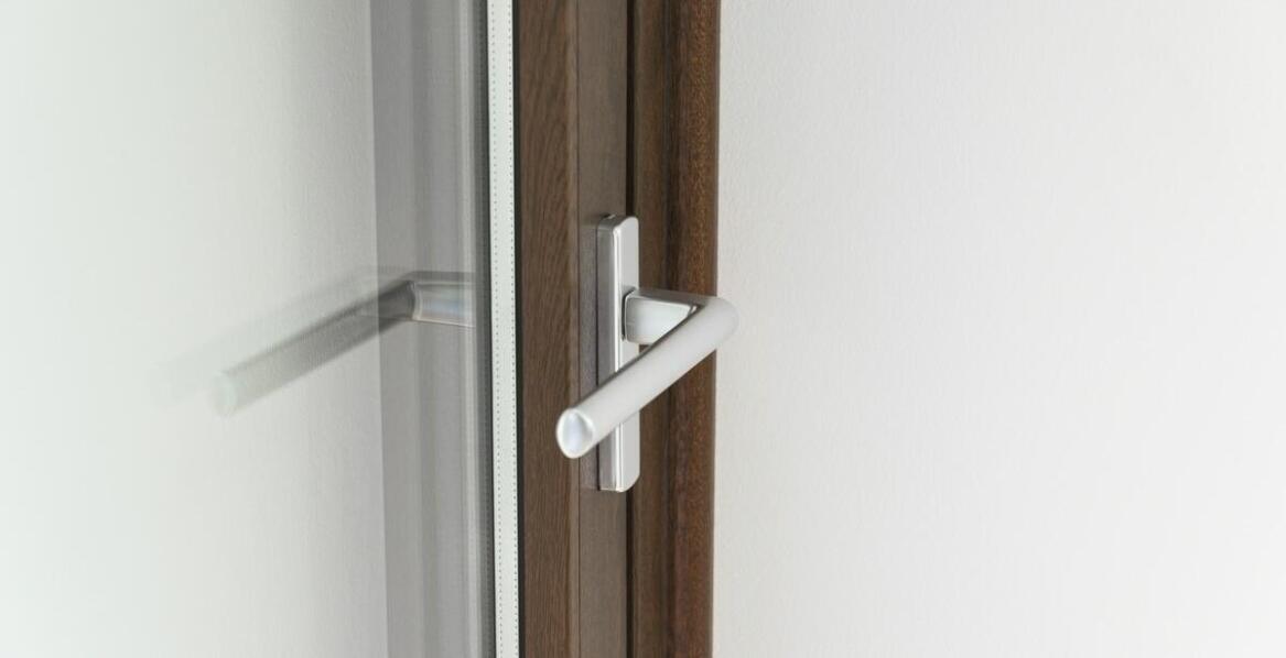 Porównanie właściwości izolacyjnych różnych typów okien drewnianych