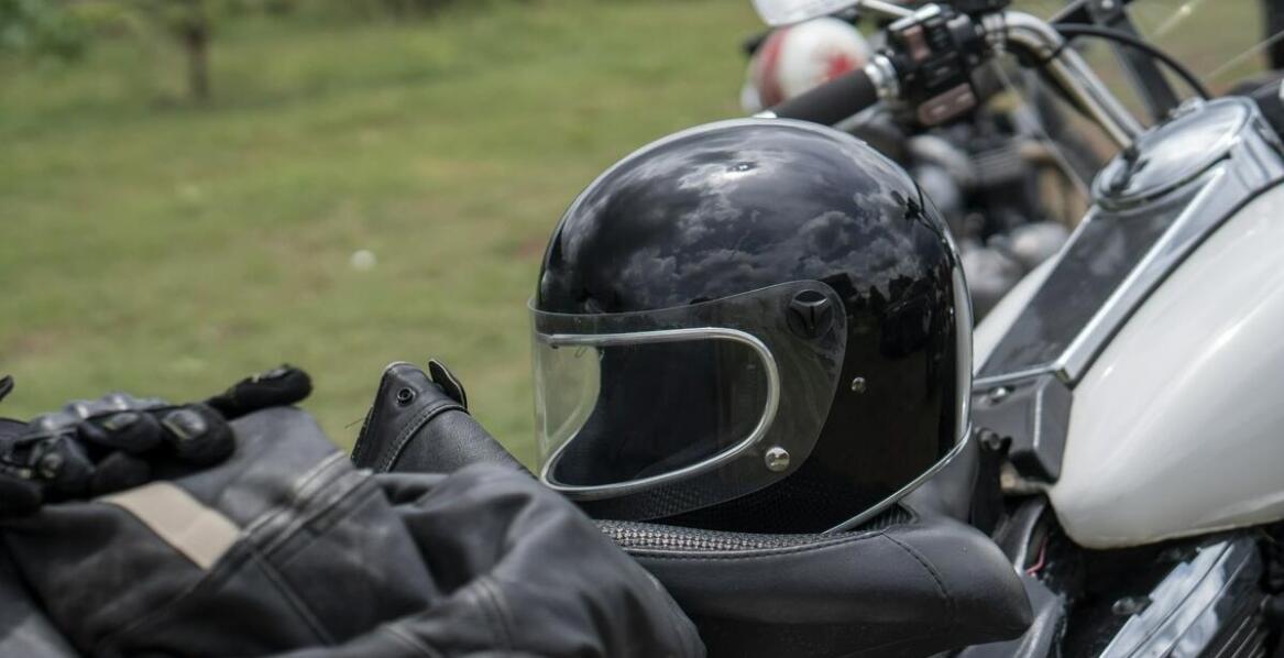 Kaski motocyklowe cross z dodatkowymi ochraniaczami – zalety i wady