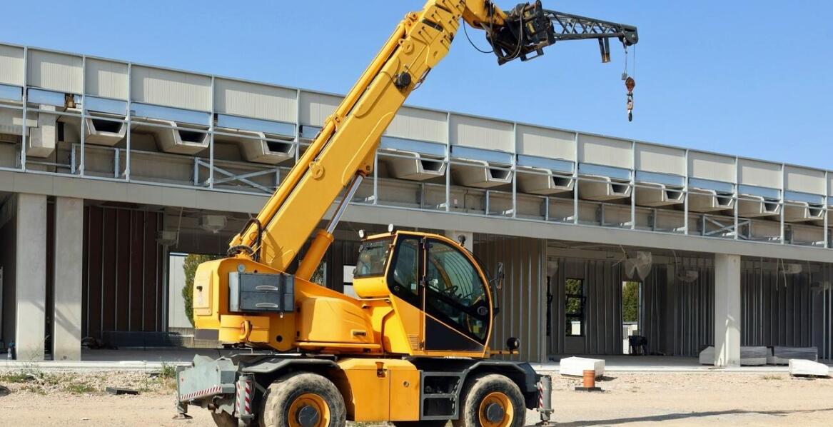 Żurawie samochodowe jako niezbędne narzędzie przy dużych projektach infrastrukturalnych