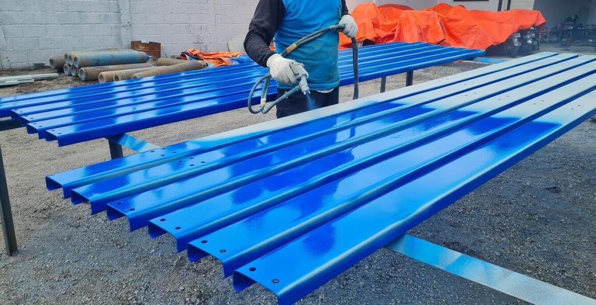 Jak malowanie proszkowe wpływa na ochronę elementów metalowych w trudnych warunkach atmosferycznych?