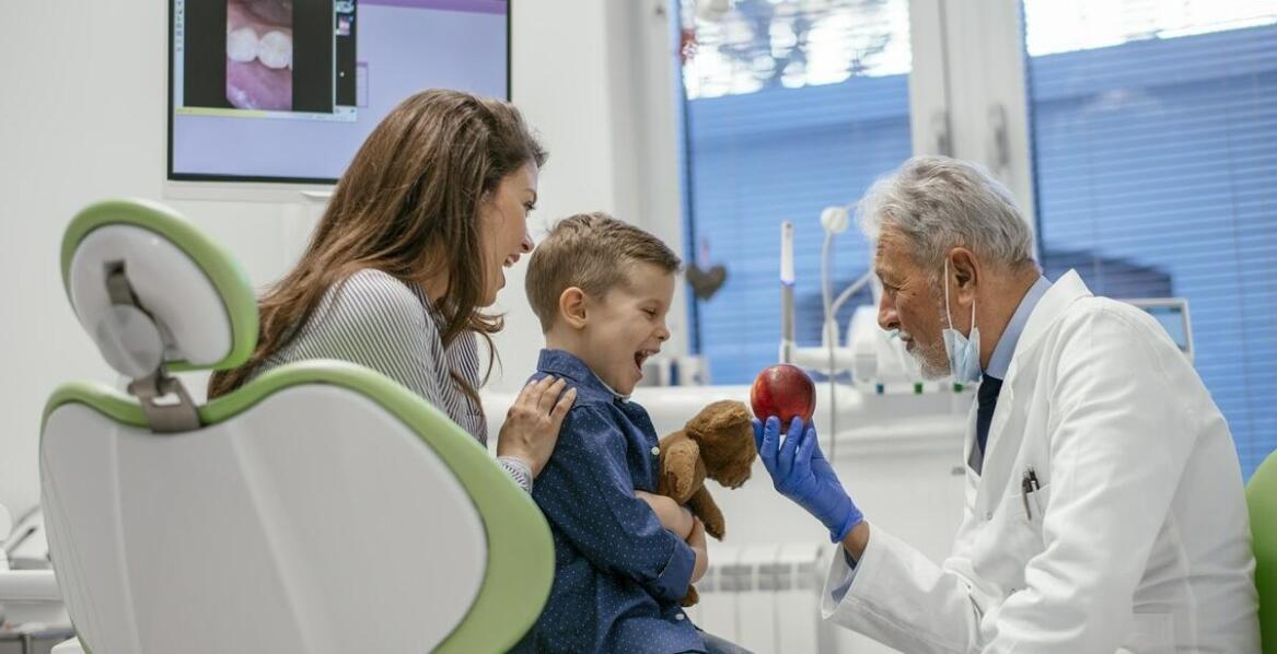 Jakie są najważniejsze aspekty stomatologii dziecięcej oferowanej przez dentystów?