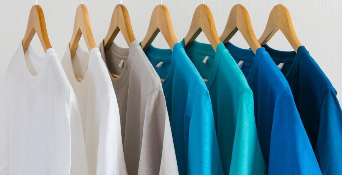 Komfortowe bluzy damskie na co dzień – jak łączyć je z innymi elementami garderoby?