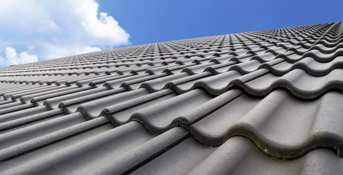 Wpływ zmiennych warunków atmosferycznych na wybór materiałów dachowych