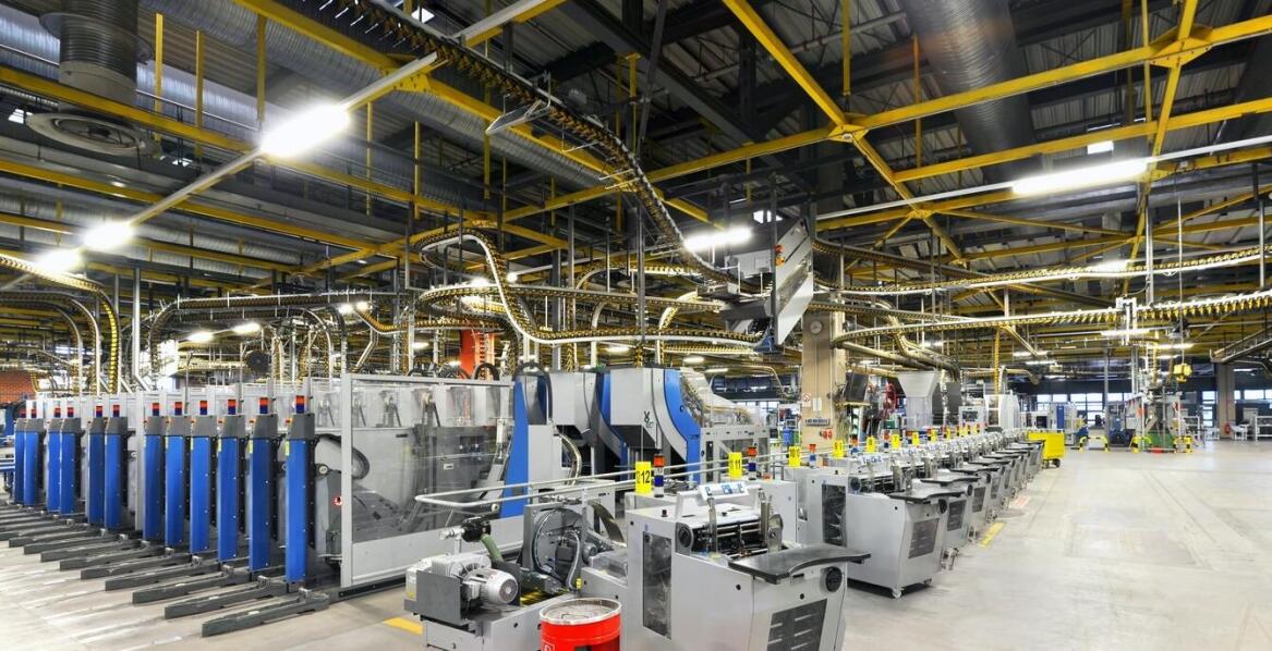 Automatyzacja produkcji z wykorzystaniem robotów przemysłowych: kluczowe korzyści