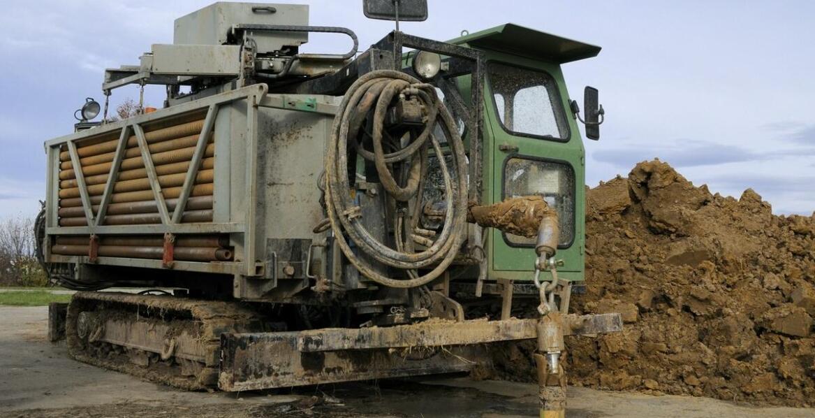 Jakie są koszty budowy studni głębinowej i co na nie wpływa?