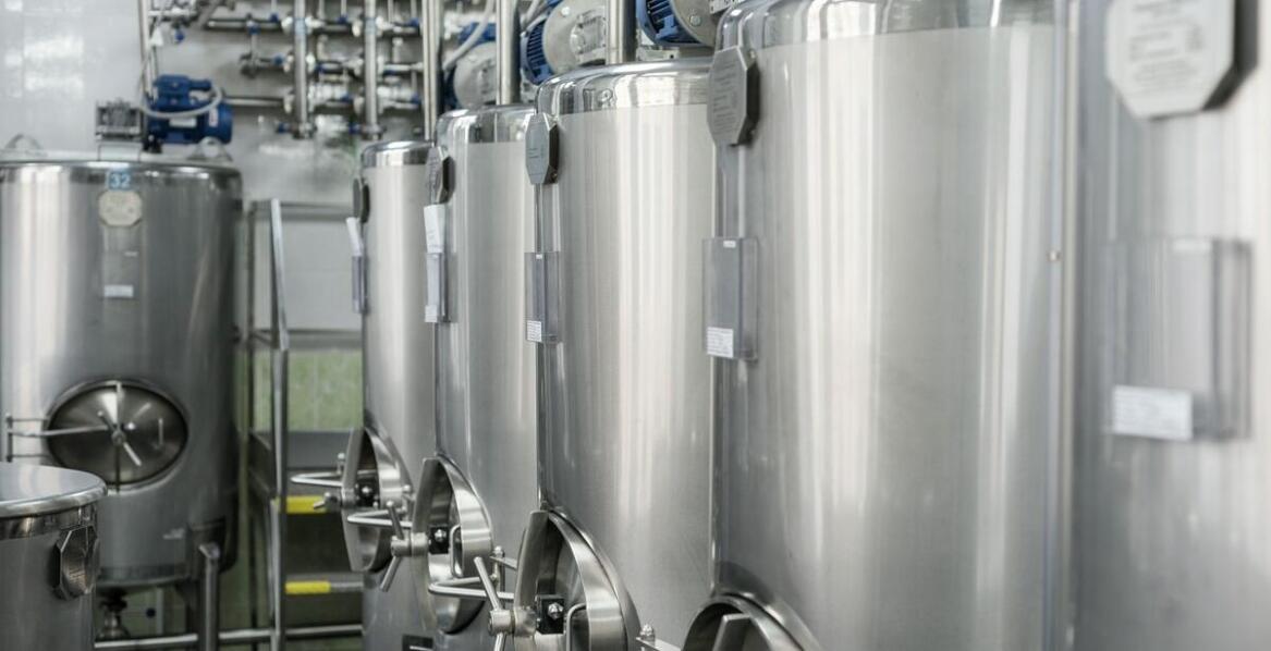Zbiorniki ze stali nierdzewnej w przemyśle farmaceutycznym – zastosowania i korzyści