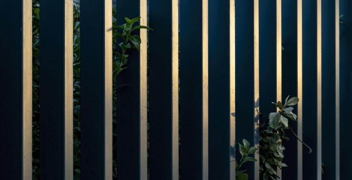 Zalety ogrodzeń panelowych w porównaniu do tradycyjnych płotów drewnianych