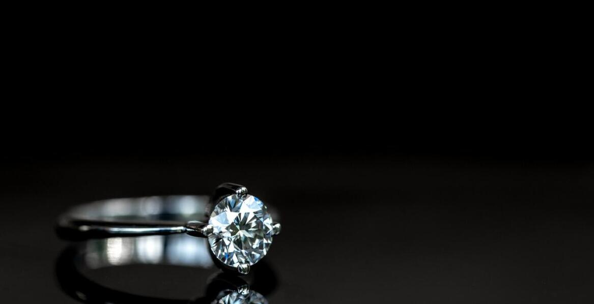 Pierścionek z brylantem jako prezent na rocznicę ślubu