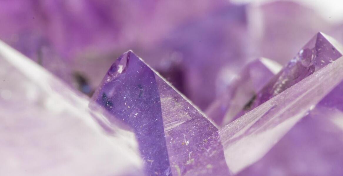 Pierścionek z ametystem: ponadczasowy klasyk czy modny trend?