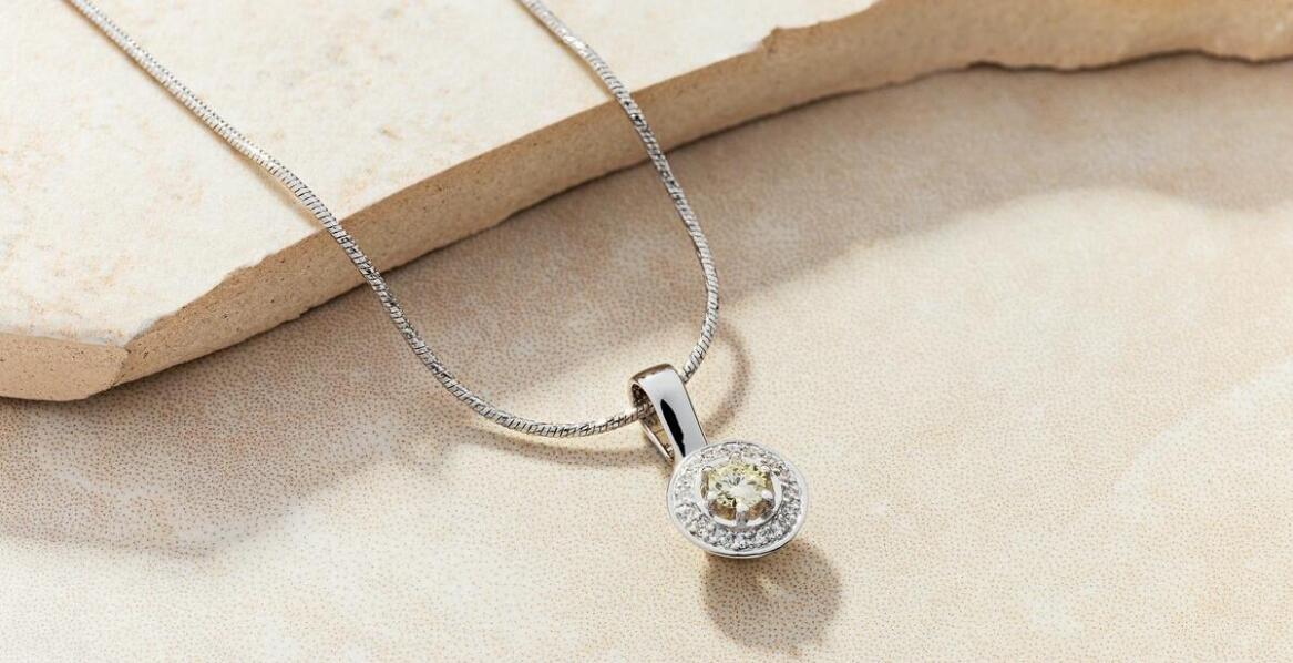 Pierścionek z cyrkonią w zestawieniu z innymi kamieniami szlachetnymi