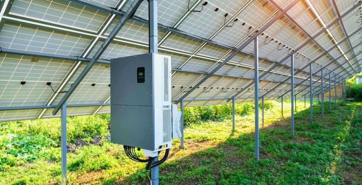 Porównanie cen falowników hybrydowych – na co zwrócić uwagę?