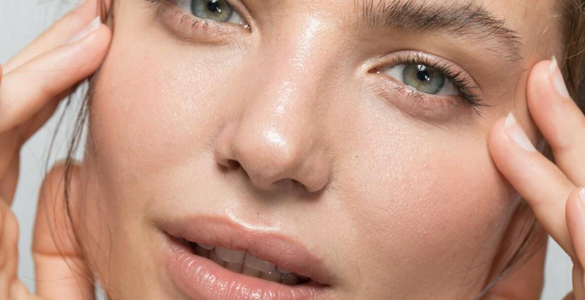 Jak peeling węglowy wspiera regenerację skóry po lecie?