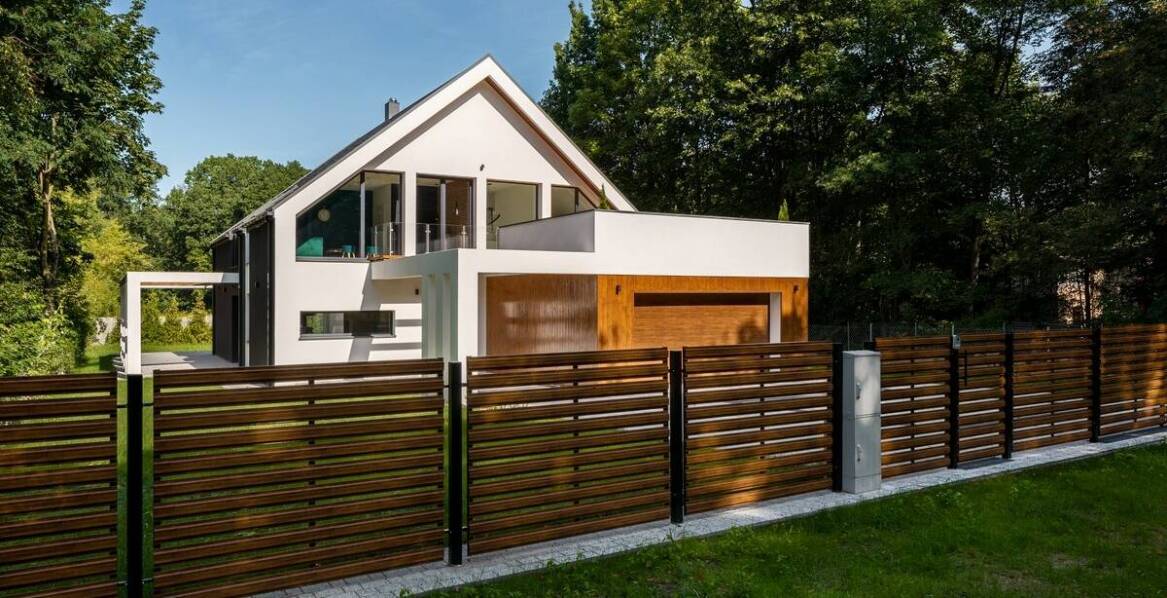 Różnorodność materiałów w ofercie ogrodzeń – co wybrać dla swojej posesji?