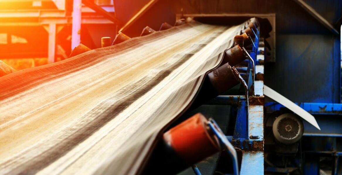 Jakie akcesoria mogą wspierać funkcjonalność przenośników taśmowych?