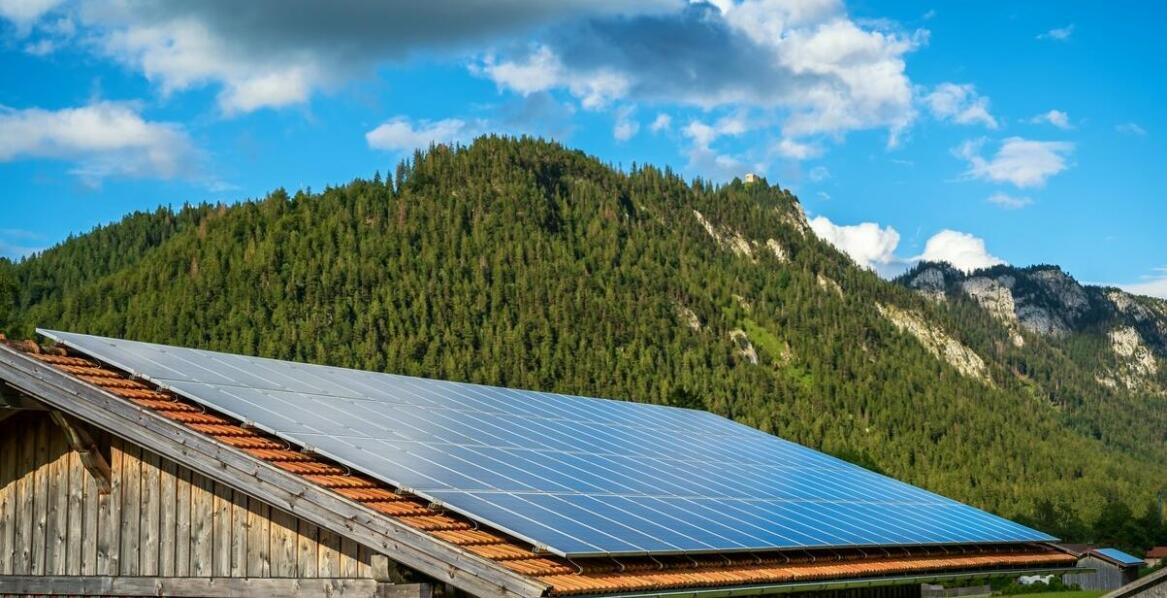 Jakie są zalety prefabrykowanych konstrukcji domów góralskich z bali?