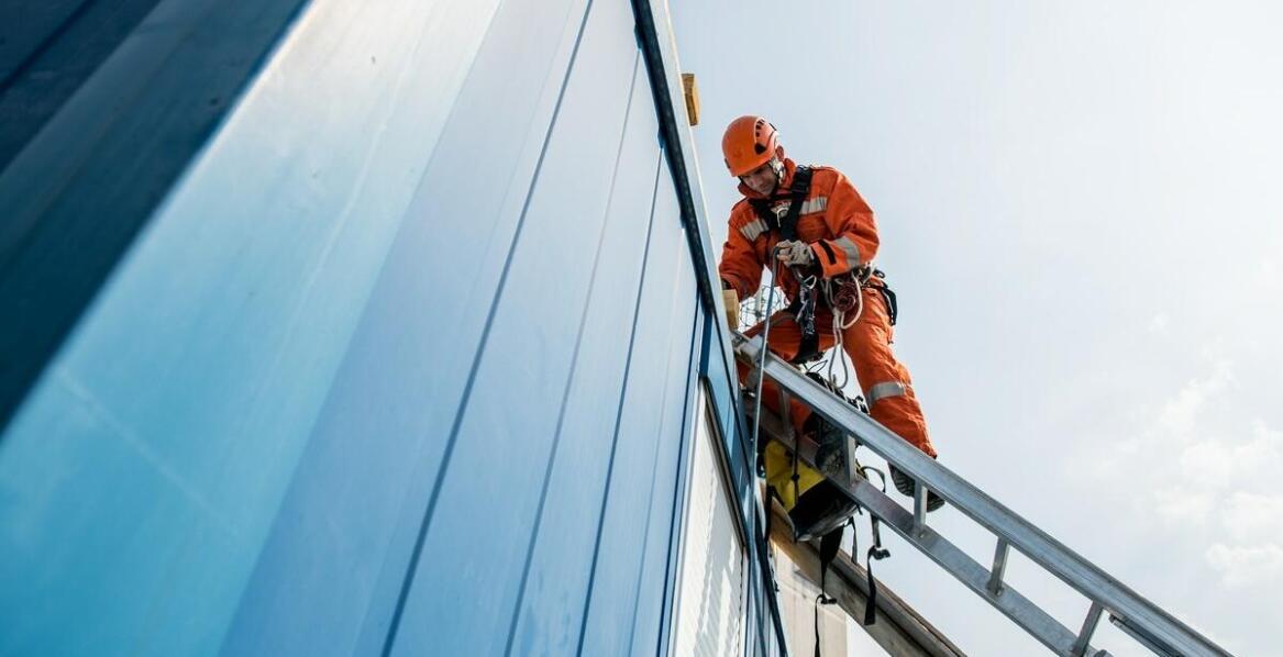 Prace wysokościowe przy montażu konstrukcji stalowych: co warto wiedzieć?