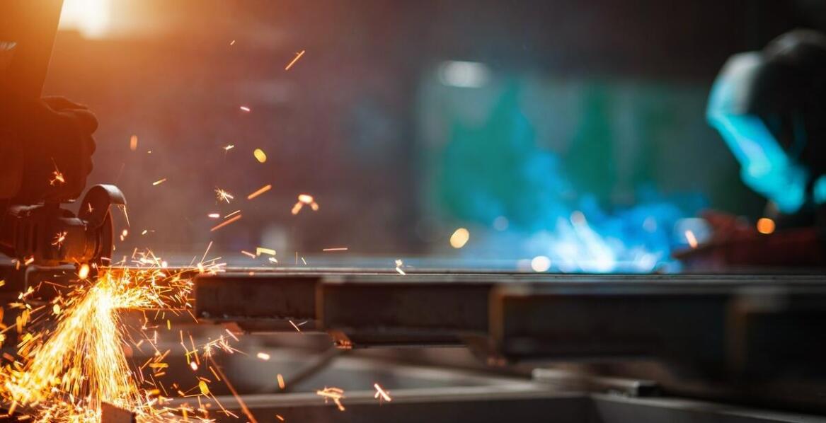 Rola blacharstwa przemysłowego w ochronie przed korozją obiektów przemysłowych