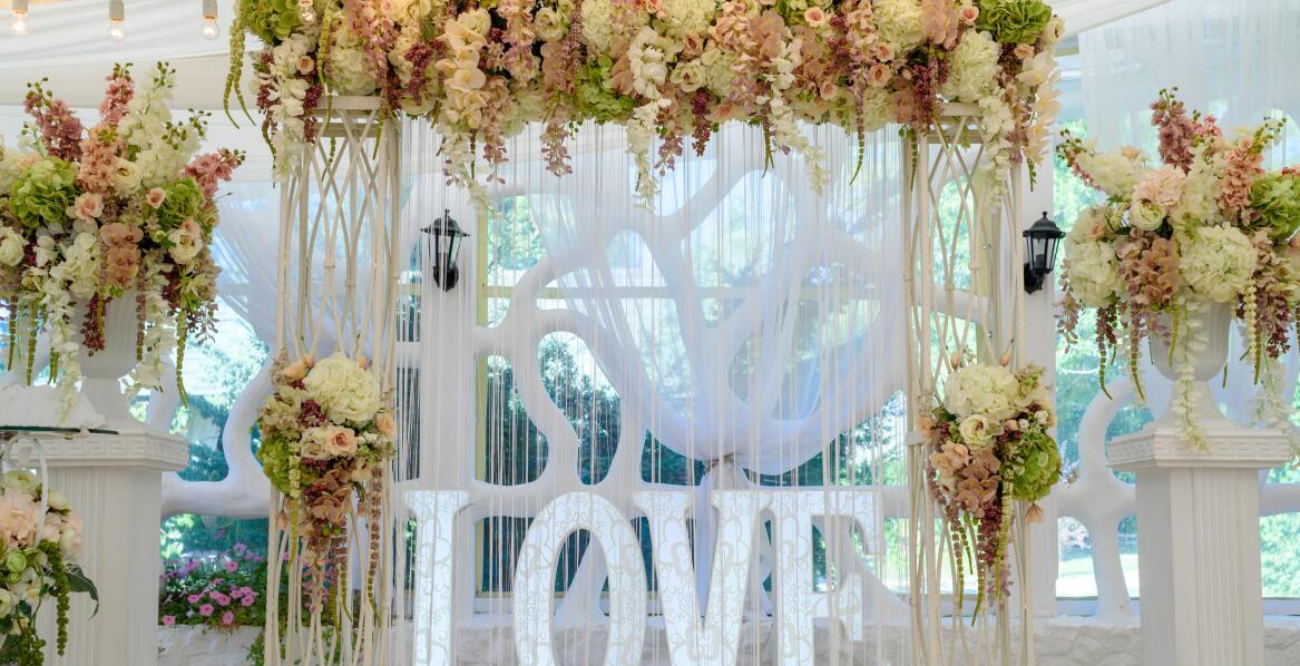 Sezonowe trendy w dekoracjach weselnych – co jest teraz modne?