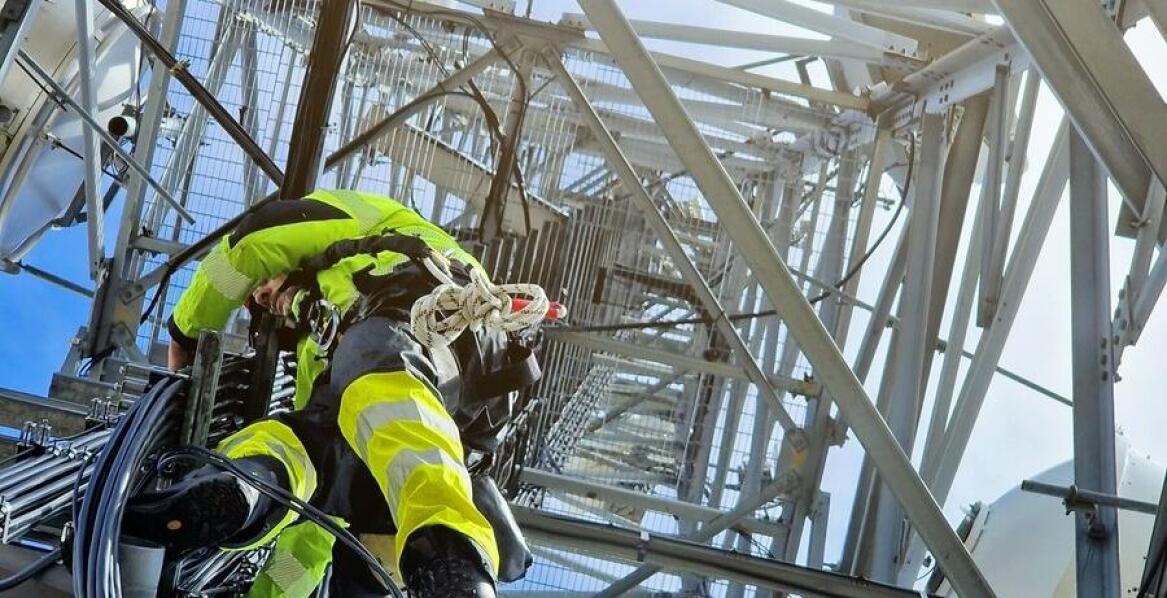 Prace alpinistyczne a konserwacja budynków – jakie usługi są najczęściej wybierane?